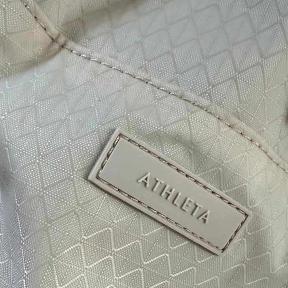 Athleta Cream Travel Excursion Waistbag Beltbag NWT - Picture 3 of 3